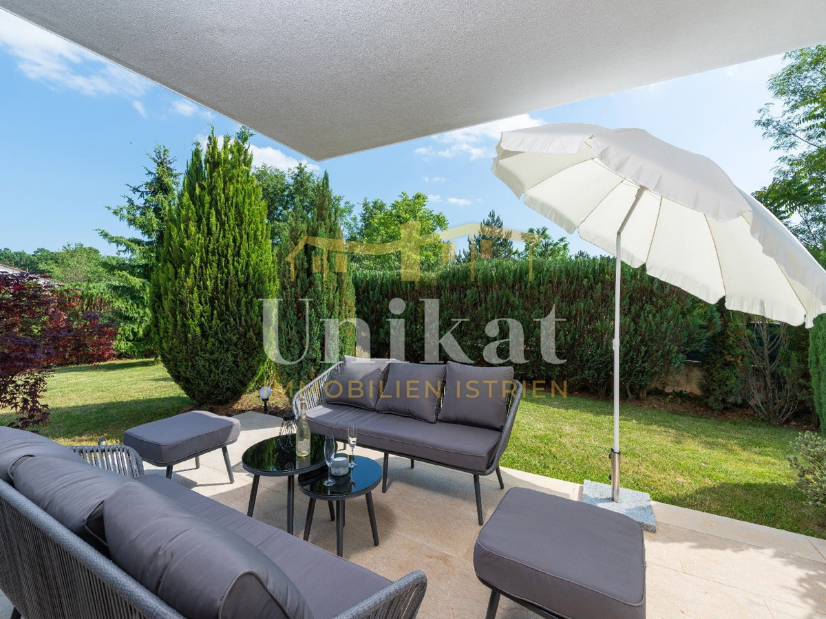 Villa moderna con piscina interna ed esterna